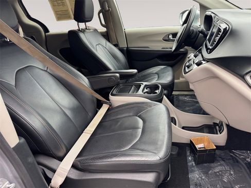 Used 2020 Chrysler Pacifica Touring-L image 15