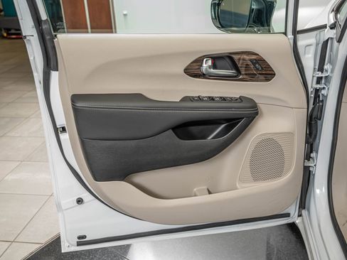 Used 2024 Chrysler Pacifica Limited w/ Trailer Tow Group FWD image 19