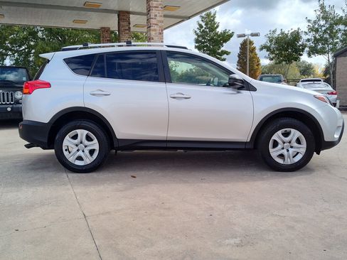 Used 2015 Toyota RAV4 LE image 8