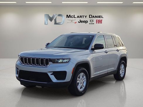 Used 2024 Jeep Grand Cherokee Laredo image 2