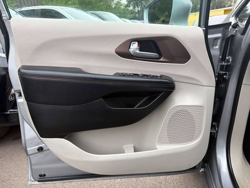Used 2018 Chrysler Pacifica Touring Plus FWD image 22