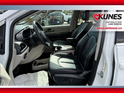 Used 2024 Chrysler Pacifica Touring-L FWD image 12