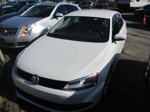 Used 2011 Volkswagen Jetta SE image 3