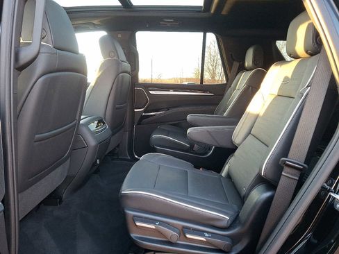 Used 2025 Cadillac Escalade Premium Luxury image 10