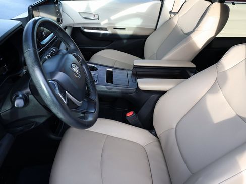 Used 2024 Toyota Sienna XLE image 14