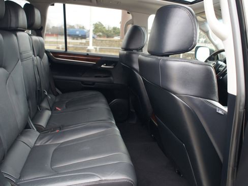 Used 2020 Lexus LX 570 4WD w/ Luxury Package image 22