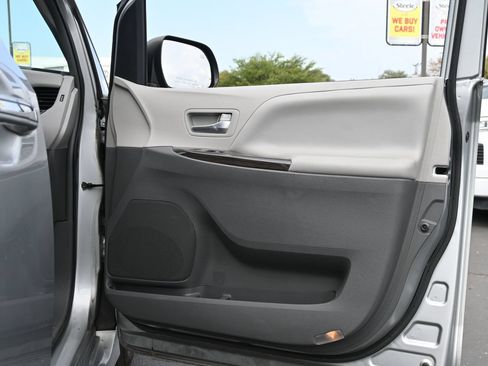 Used 2019 Toyota Sienna XLE FWD image 23