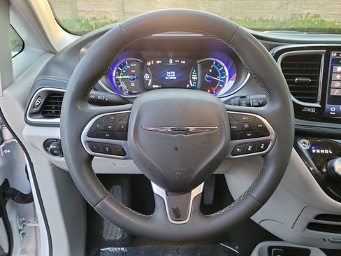Used 2024 Chrysler Pacifica Limited FWD image 20
