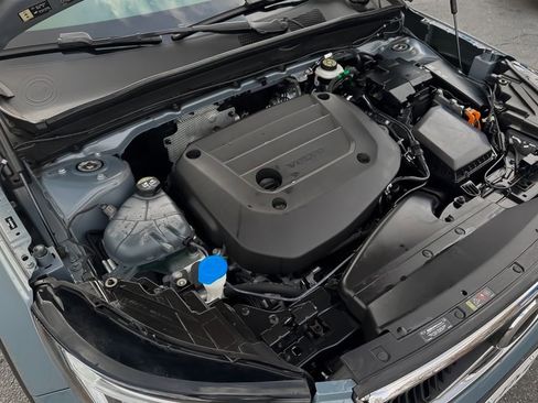 Used 2023 Volvo XC40 B5 Core w/ Convenience Package image 32