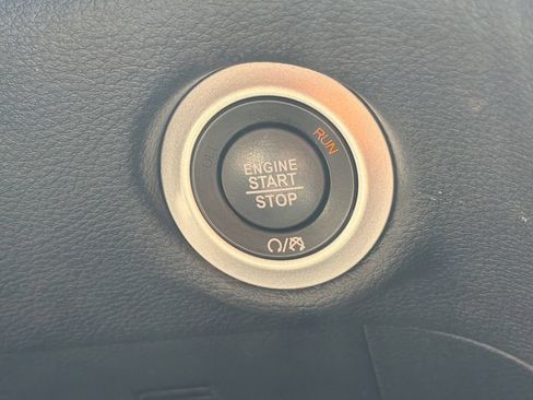 Used 2025 Chrysler Pacifica Limited FWD image 28
