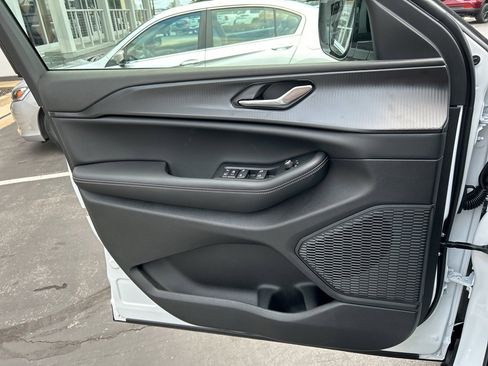 New 2025 Jeep Grand Cherokee Altitude image 18