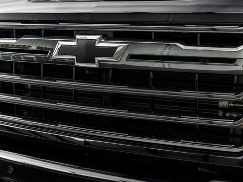 Used 2024 Chevrolet Silverado 2500 High Country w/ Midnight Edition AWD/4WD image 4