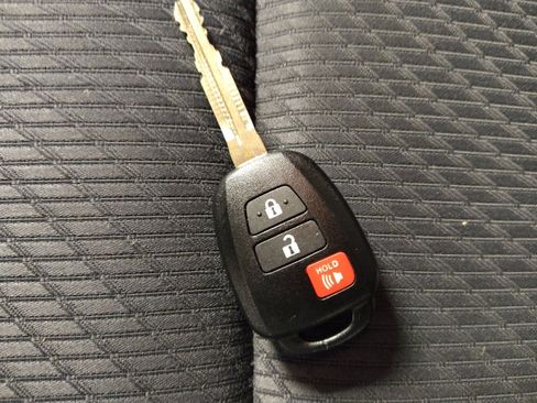 Used 2019 Toyota Highlander LE image 32