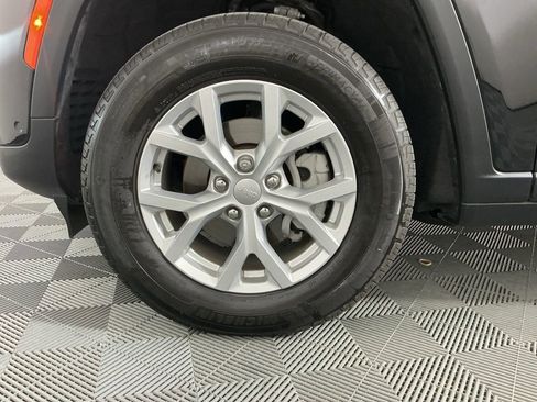 Used 2023 Jeep Grand Cherokee Limited w/ Luxury Tech Group II image 32