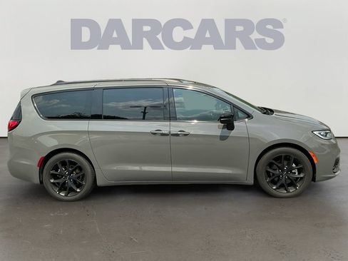 Used 2025 Chrysler Pacifica Limited FWD image 8