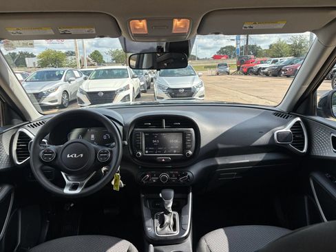 Used 2025 Kia Soul LX w/ LX Technology Package FWD image 31