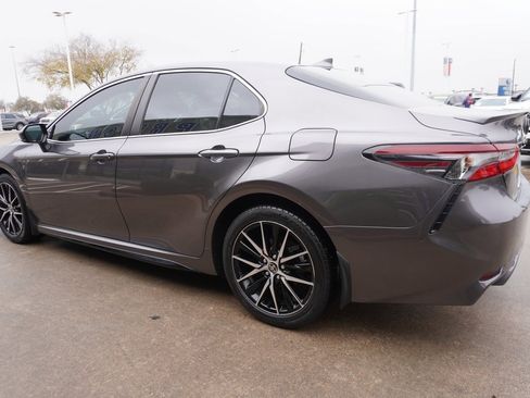 Used 2023 Toyota Camry SE image 4