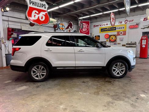 Used 2018 Ford Explorer XLT image 6