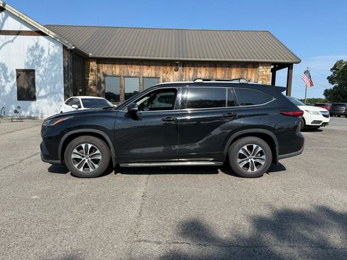 Used 2021 Toyota Highlander XLE FWD image 2