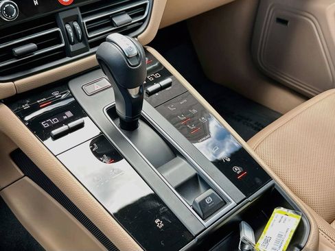 Certified 2026 Porsche Macan AWD/4WD image 19