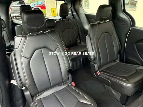 Used 2025 Chrysler Pacifica Select AWD/4WD image 8