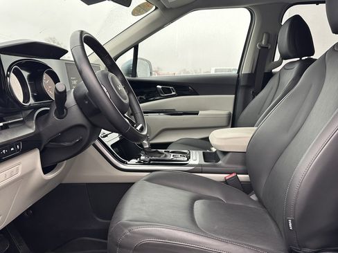 Used 2024 Kia Carnival EX image 9