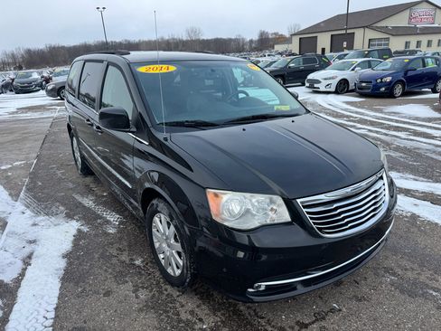 Used 2014 Chrysler Town & Country Touring image 3