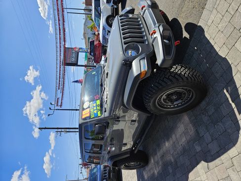 Used 2018 Jeep Wrangler Unlimited Sport S AWD/4WD image 2