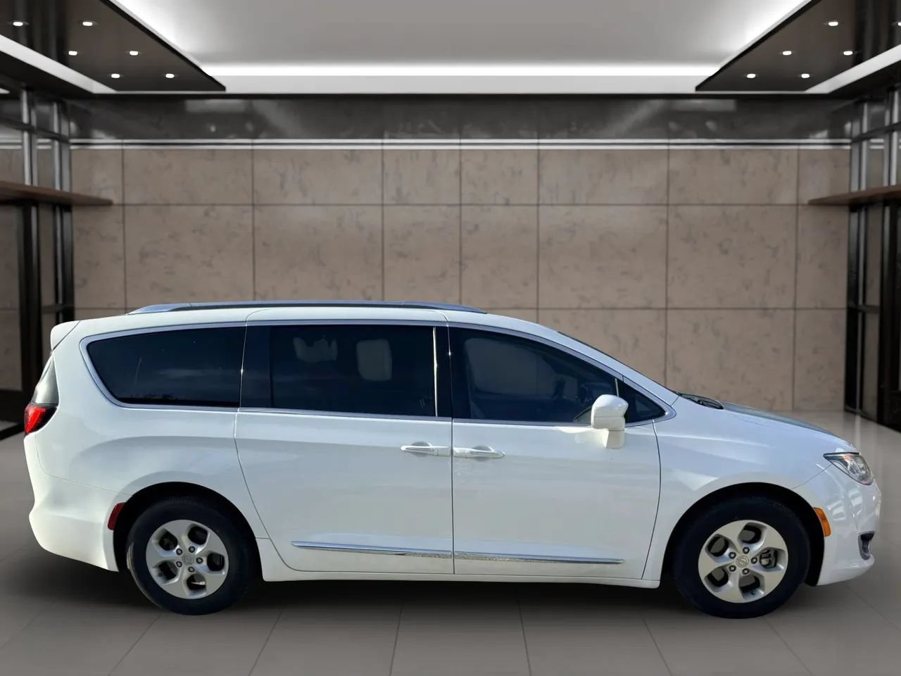 Used 2017 Chrysler Pacifica Touring-L Plus FWD image 2