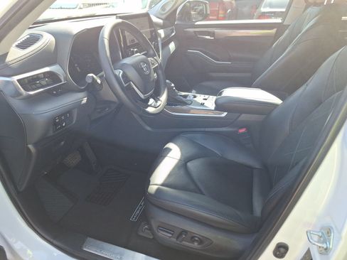 Used 2023 Toyota Highlander Platinum FWD image 15