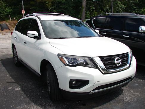 Used 2018 Nissan Pathfinder SV image 2
