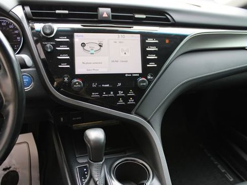 Used 2019 Toyota Camry SE w/ Sunroof Package image 14