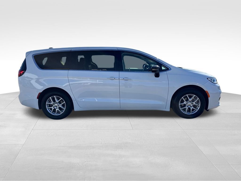 Used 2024 Chrysler Pacifica Touring-L FWD image 6