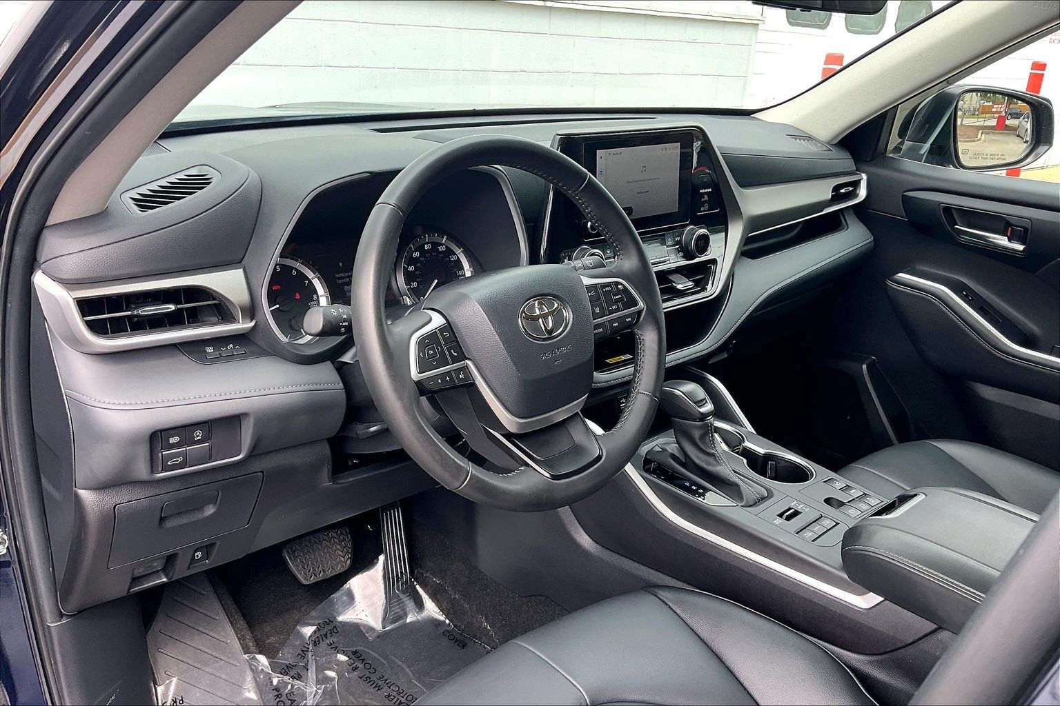Used 2024 Toyota Highlander XLE AWD/4WD image 18