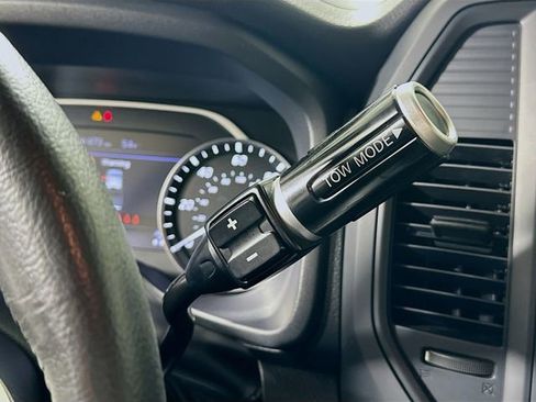Used 2024 Nissan Titan SV w/ SV Convenience Package image 18