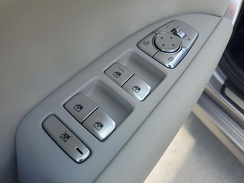 Used 2025 Genesis G70 2.5T image 24