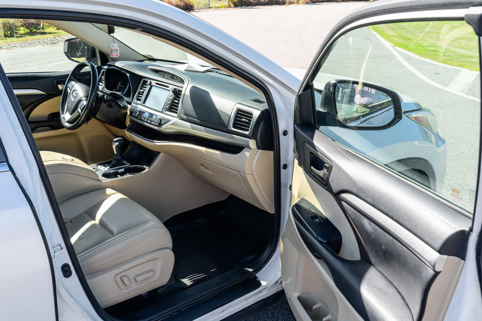 Used 2019 Toyota Highlander XLE FWD image 12