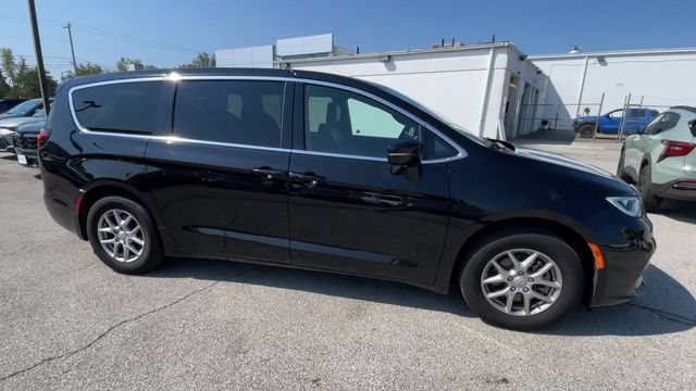 Used 2025 Chrysler Pacifica Select FWD image 3