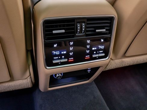 Certified 2023 Porsche Cayenne Platinum Edition image 19
