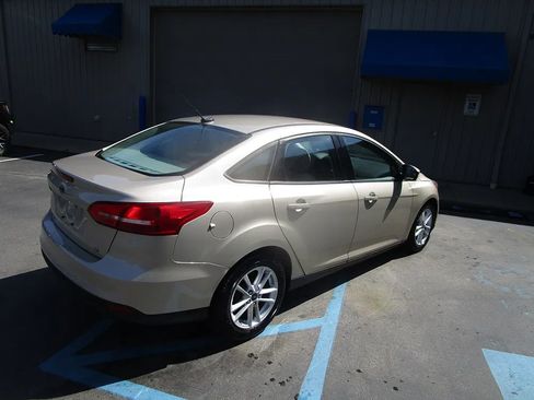 Used 2017 Ford Focus SE FWD image 5