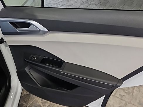 New 2026 Volkswagen Taos SE image 15