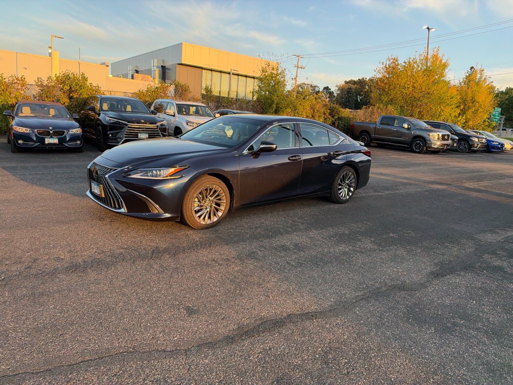 Used 2025 Lexus ES 350 w/ Luxury Package FWD image 4