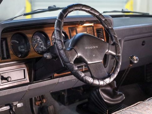 Used 1992 Dodge D/W Truck 150 RWD image 14