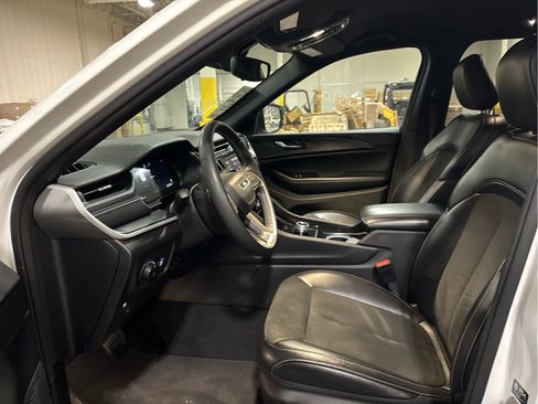 Used 2024 Jeep Grand Cherokee Altitude AWD/4WD image 8