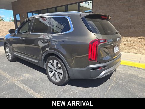 Used 2022 Kia Telluride EX w/ EX Premium Package image 5