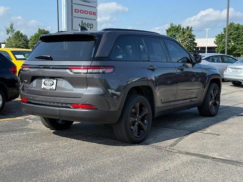 Used 2023 Jeep Grand Cherokee Altitude AWD/4WD image 3