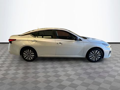 Used 2024 Nissan Altima 2.5 SV FWD image 8
