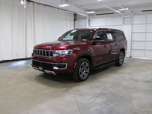 Used 2025 Jeep Wagoneer L Series II w/ 8-pass Seating Package image 4