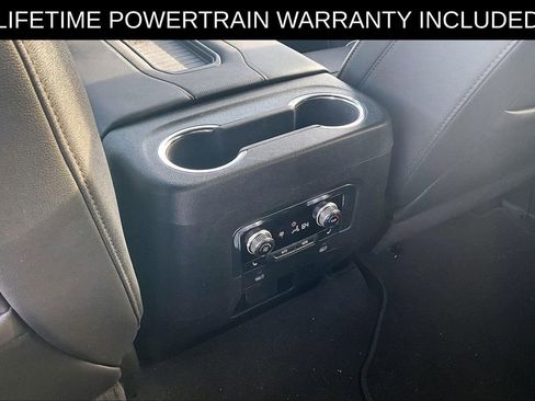 Used 2024 GMC Yukon SLT w/ SLT Luxury Package image 24