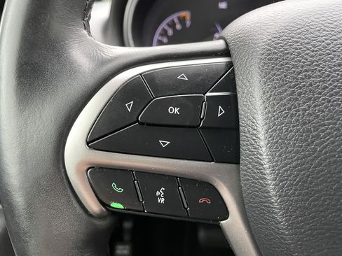 Used 2019 Jeep Grand Cherokee Altitude AWD/4WD image 21